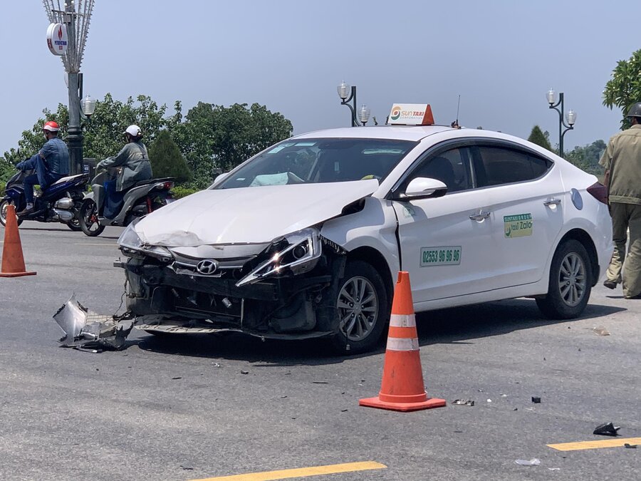 The front of the taxi was broken. Photo: Vien Nguyen