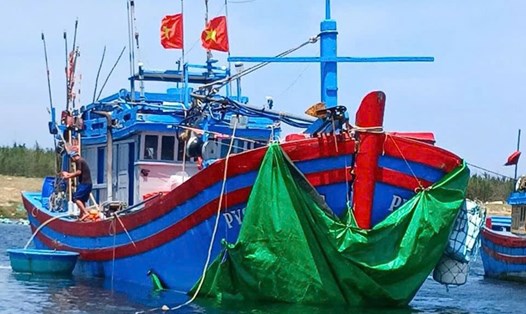 Tàu cá Phú Yên được ứng cứu kịp thời khi gặp nạn trên biển. Ảnh: Tường Minh