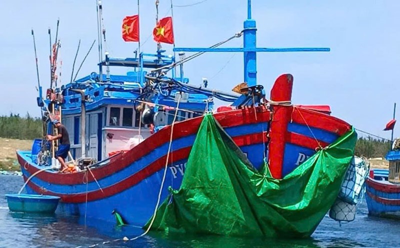 Tàu cá Phú Yên được ứng cứu kịp thời khi gặp nạn trên biển. Ảnh: Tường Minh