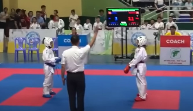 Theo ông Dương, con gái ông (giáp xanh) đã bị trọng tài xử ép ở trận đấu tại Giải karate năng khiếu trẻ TPHCM 2024. Ảnh: Chụp màn hình