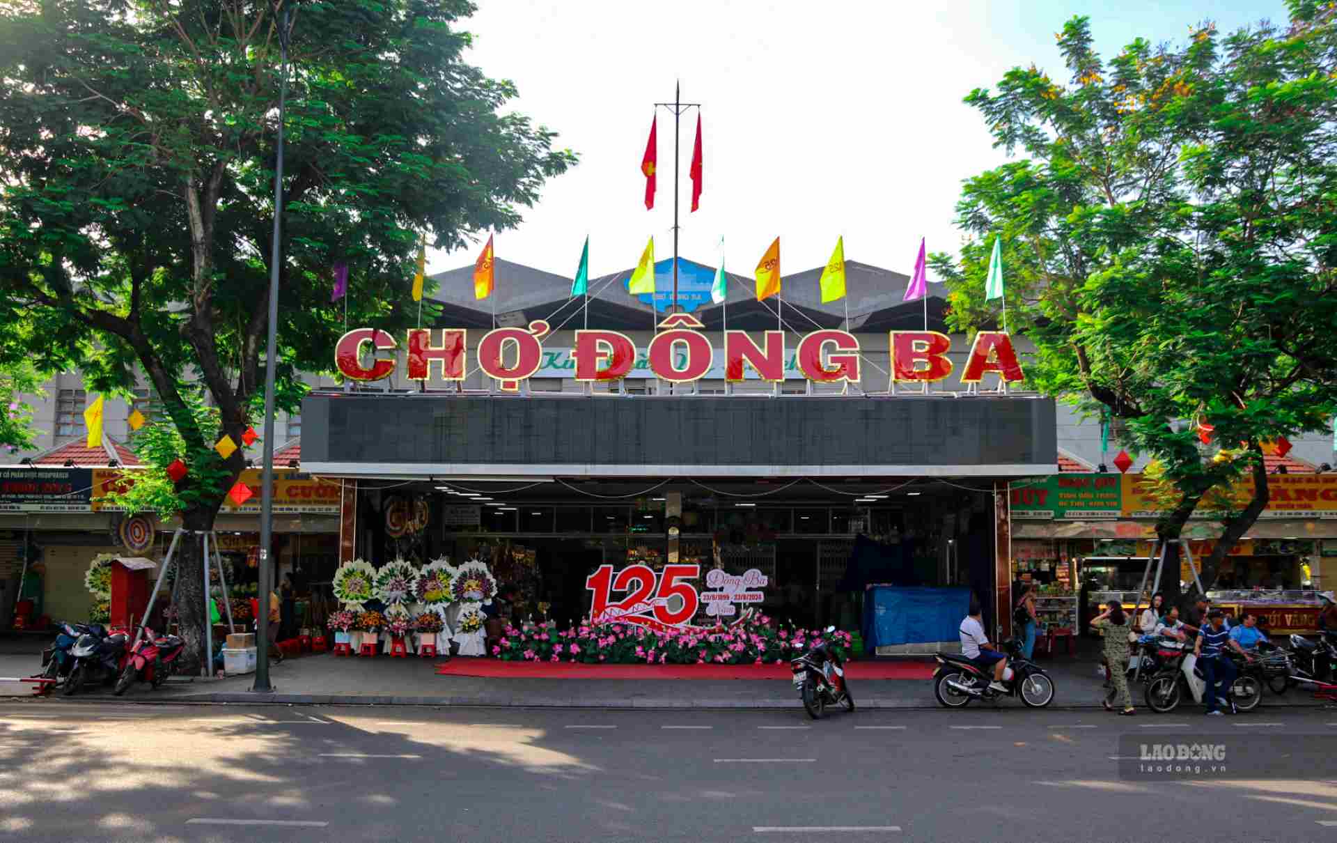 Recently, the Dong Ba Market Management Board organized the 125th Anniversary of construction and development of Dong Ba Market (August 23, 1899 - August 23, 2024) in the pride of thousands of small traders doing business at this market.