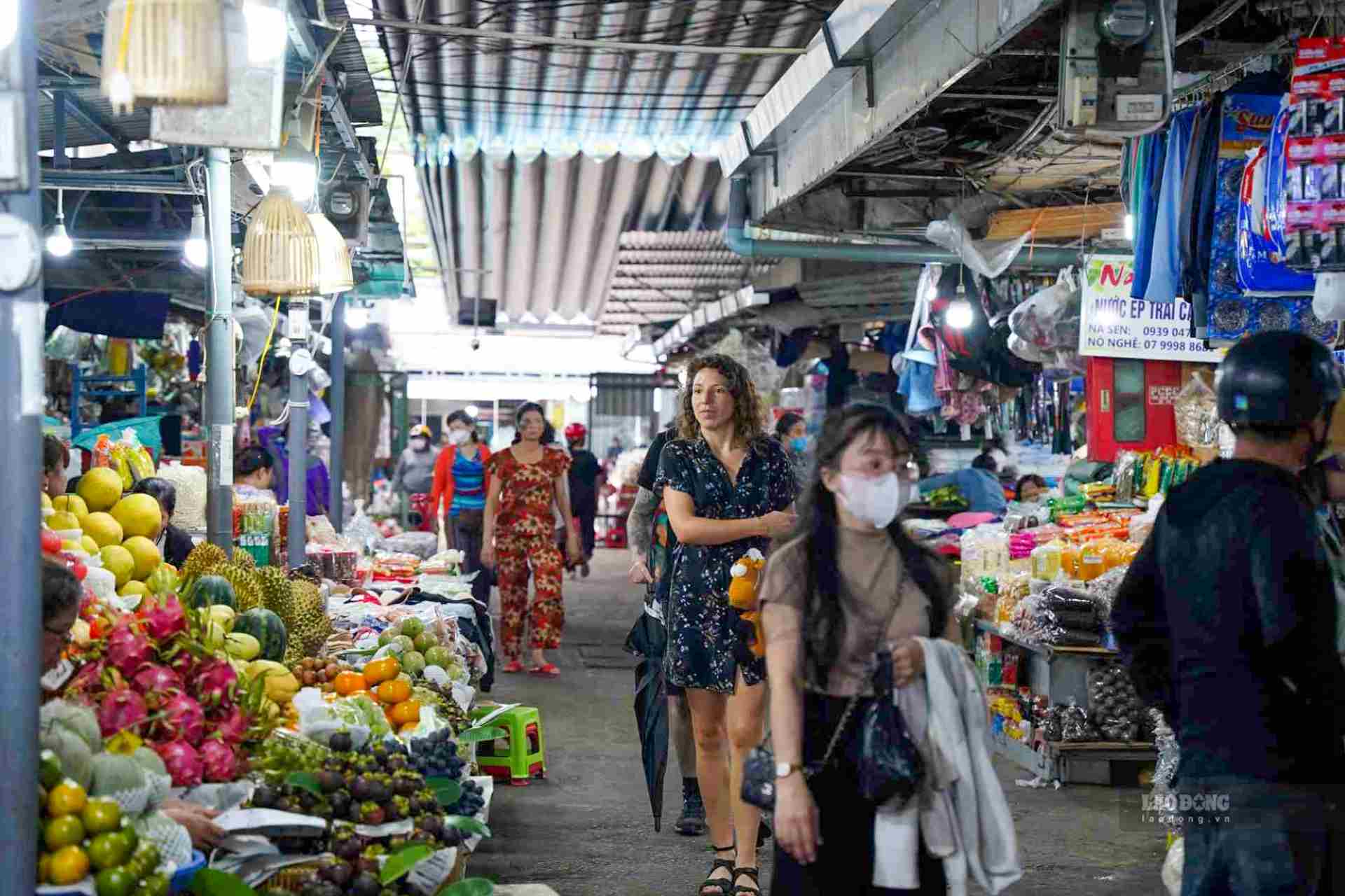 Tourists enjoy visiting the market with the beauty of culture and tradition mixed with the diversity of goods.