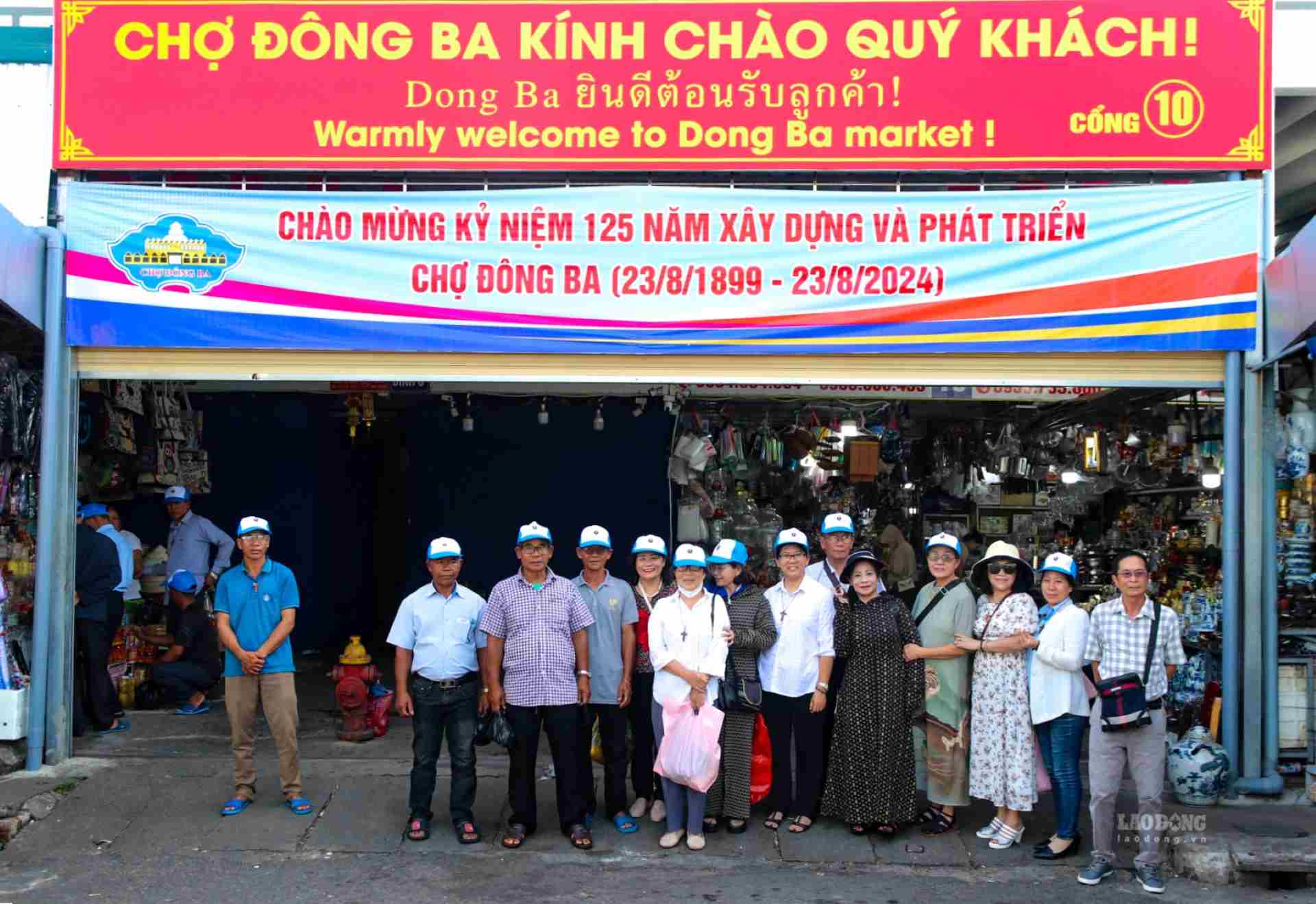 In particular, Dong Ba Market has been making many improvements to suit the needs of the times, worthy of being the commercial and cultural center of Hue City with increasingly synchronous and modern investment in infrastructure. grand.