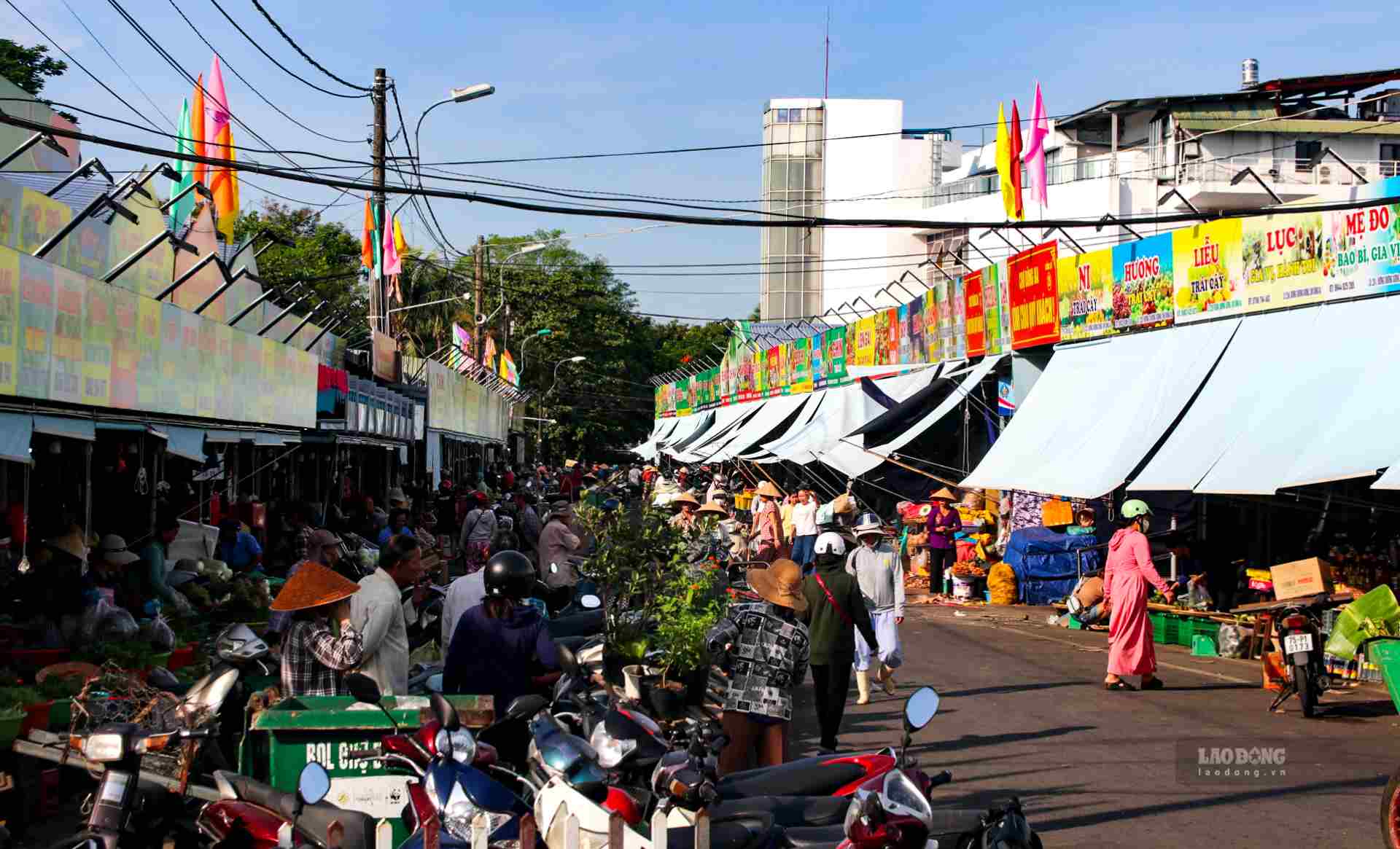 Dong Ba Market (Hue City) is one of the three largest traditional markets in the country (along with Dong Xuan Market - Hanoi Capital and Ben Thanh Market - Ho Chi Minh City). The market plays a particularly important role in Hue City, as it is a place that preserves many traditional values ​​of Hue history, culture and the core of Hue people.