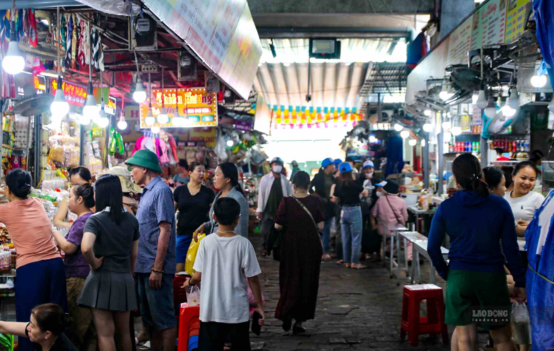 Going back in time, after being moved from outside Chanh Dong gate (Hue Citadel) to the southeast location in front of the Citadel in 1899 under the reign of King Thanh Thai, up to now, Dong Ba market has spent 125 years of construction. build and develop.