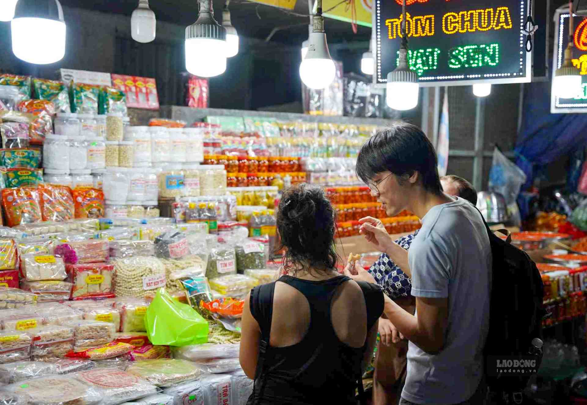 From ancient times to present, the market has been a major commercial center of Hue City and Thua Thien Hue province. With its geographical location and convenient transportation, Dong Ba market has become a major trade, service, and goods exchange center, with a positive influence and contribution to the socio-economy.