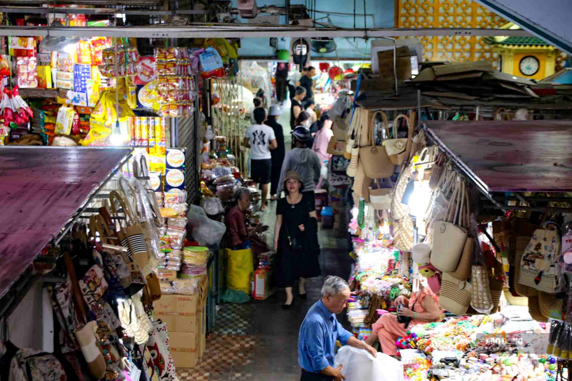 Along with the orientation of developing commercial tourism, Dong Ba market is also a place to attract domestic and foreign tourists to visit and shop every time they come to Hue.