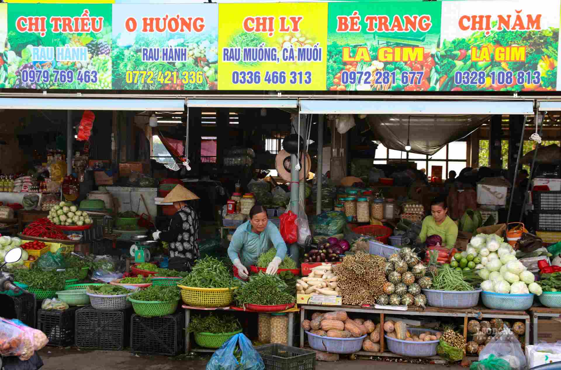 Dong Ba Market has an area of ​​more than 47,600 square meters, extending from Gia Hoi bridge to Truong Tien bridge; The back side is adjacent to the romantic Perfume River, the front is adjacent to Tran Hung Dao street.