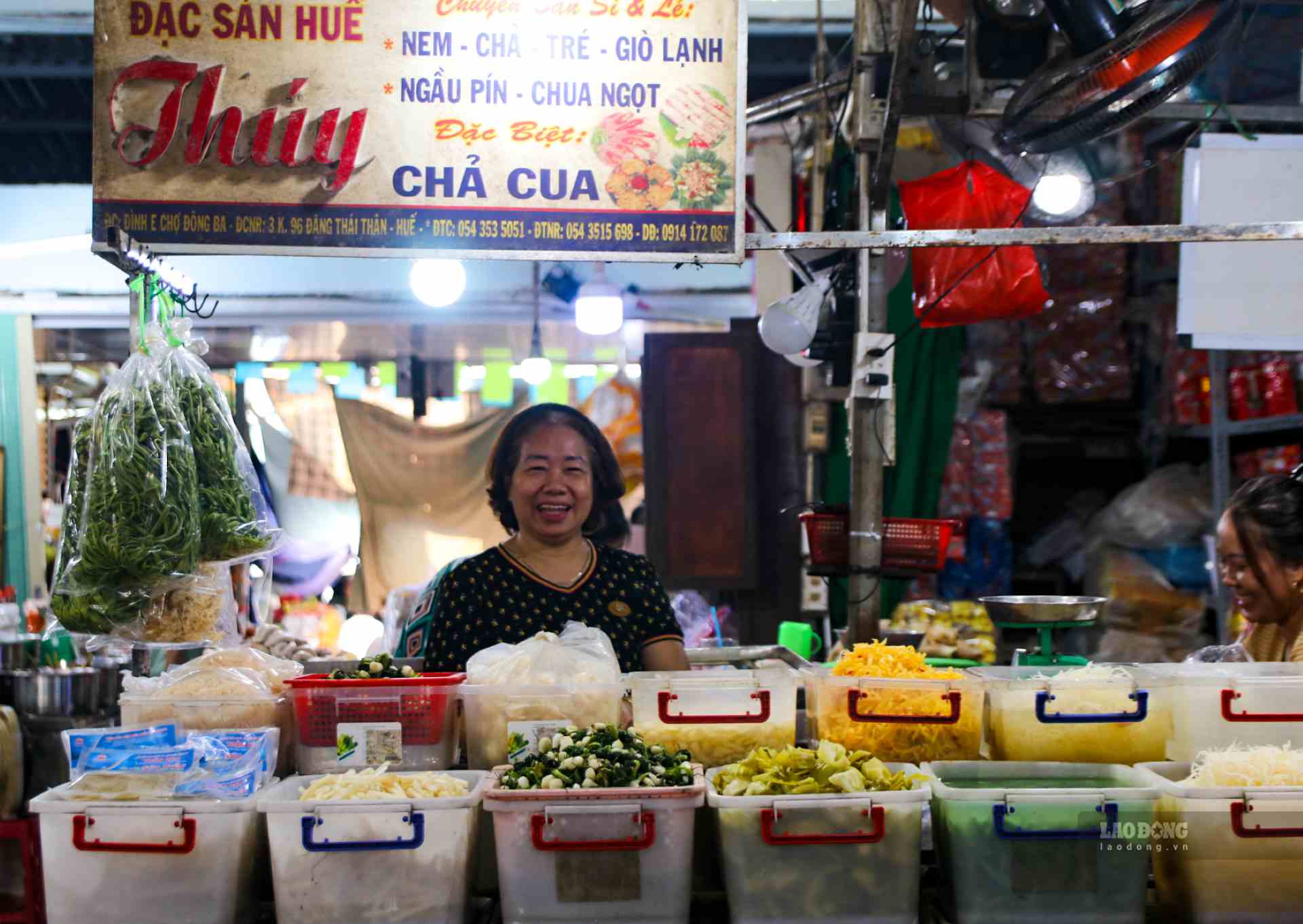 These days, on the occasion of Dong Ba market's 125th anniversary, the small traders here are all excited and cheerful like a big festival.