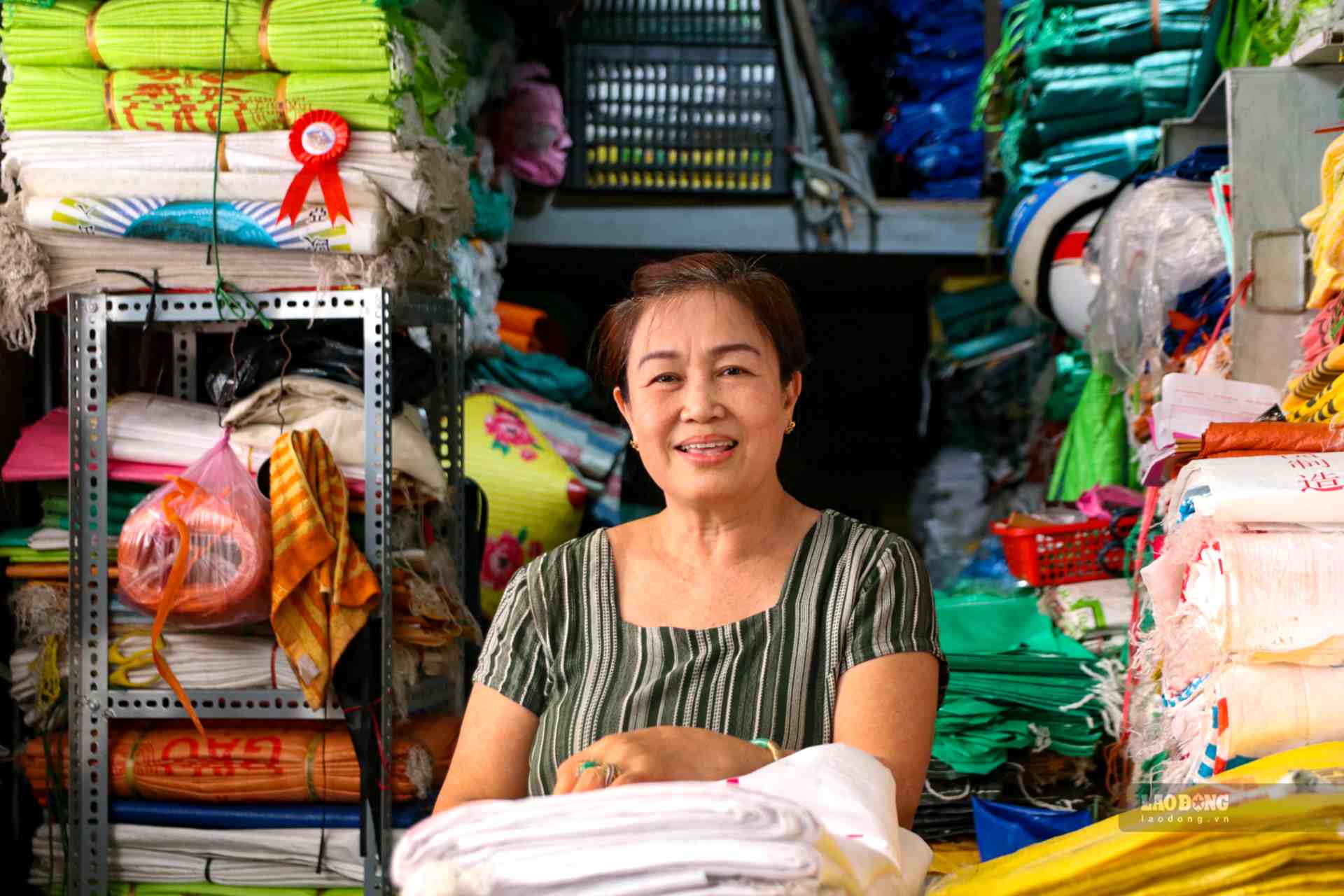 Ms. Thanh Thuy (61 years old) is a small trader selling all kinds of packaging at Dong Ba market for more than 40 years. According to Ms. Thuy, during her half-life with the market, she used to sell different types of products such as kerosene, confectionery, spices and finally packaging. “I clearly feel that Dong Ba market is becoming more and more civilized and modern. From here, my mother traded and raised her children, and so did my life. I feel appreciated and proud of the market," Ms. Thuy said.