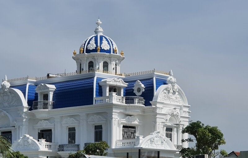 After the penalty decision was issued, the owner of the most beautiful house in Ca Mau continued construction until completion. Photo: Nhat Ho