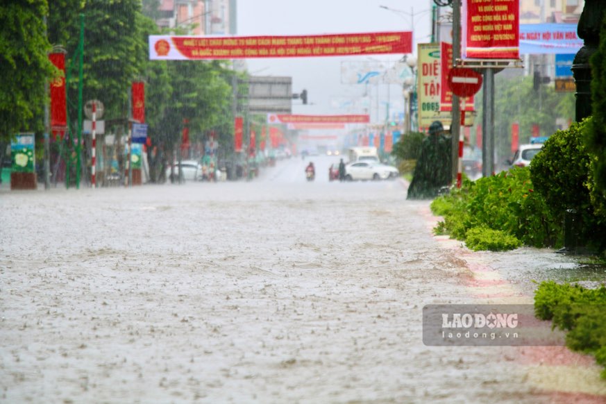 Mưa lớn kéo dài gây ngập úng diện rộng. Ảnh: Nguyễn Hoàn