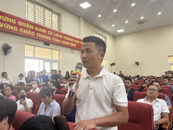 Parents express their opinions, hoping their children will be admitted to Tay Mo 3 Primary School. Photo: Van Trang