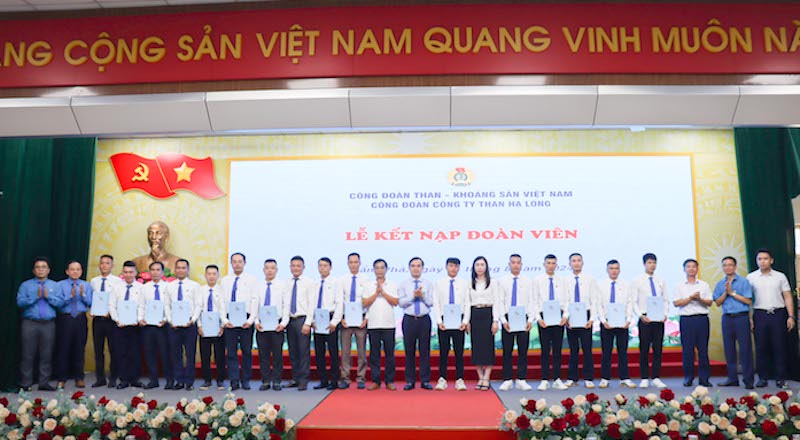 Công đoàn Công ty Than Hạ Long vừa tổ chức Lễ kết nạp đoàn viên cho 95 công nhân. Ảnh: Nguyễn Thương 
