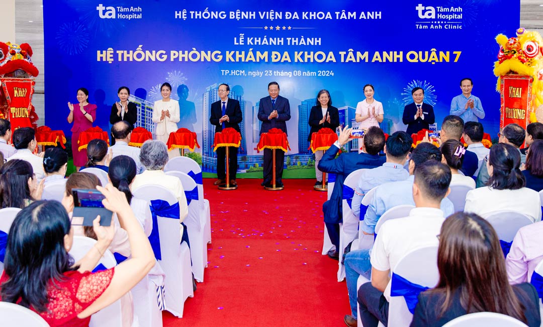 Ban lãnh đạo, chuyên gia, bác sĩ Hệ thống Bệnh viện Đa khoa Tâm Anh cắt băng khánh thành Phòng khám Đa khoa Tâm Anh Quận 7. Ảnh: Phòng khám Đa khoa Tâm Anh Quận 7.