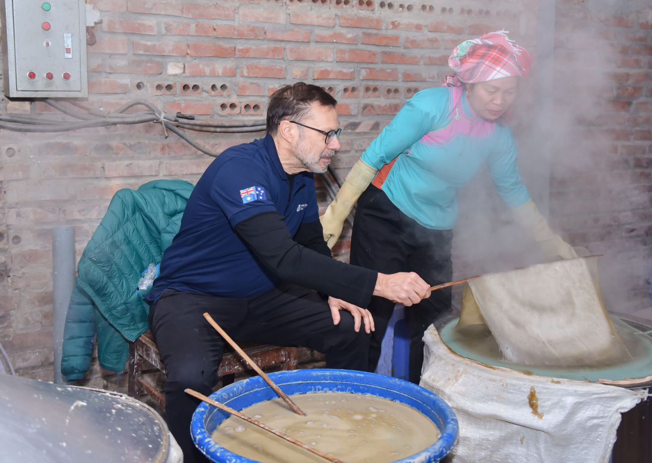 Mr. Andrew Goledzinowski, Australian Ambassador to Vietnam, experienced indigenous culture during a business trip in Lao Cai, Vietnam. Photo: Provided by Australian Embassy