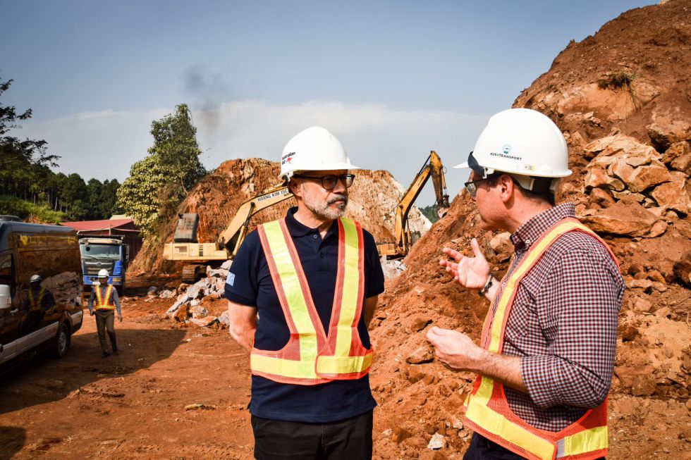 Ông Andrew Goledzinowski, Đại sứ Australia tại Việt Nam thăm một dự án do Australia tài trợ tại tỉnh Yên Bái. Ảnh: Đại sứ quán Australia cung cấp