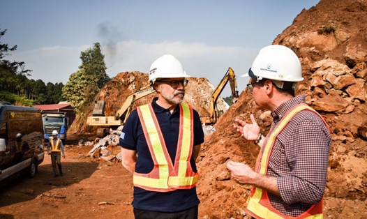 Ông Andrew Goledzinowski, Đại sứ Australia tại Việt Nam thăm một dự án do Australia tài trợ tại tỉnh Yên Bái. Ảnh: Đại sứ quán Australia cung cấp