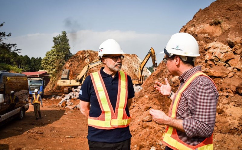 Ông Andrew Goledzinowski, Đại sứ Australia tại Việt Nam thăm một dự án do Australia tài trợ tại tỉnh Yên Bái. Ảnh: Đại sứ quán Australia cung cấp