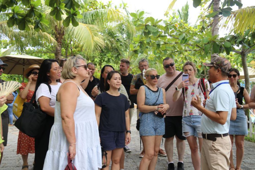 Australian tourists learn about and experience mineral mud bath products in Nha Trang city, Khanh Hoa. Photo: Phuong Linh