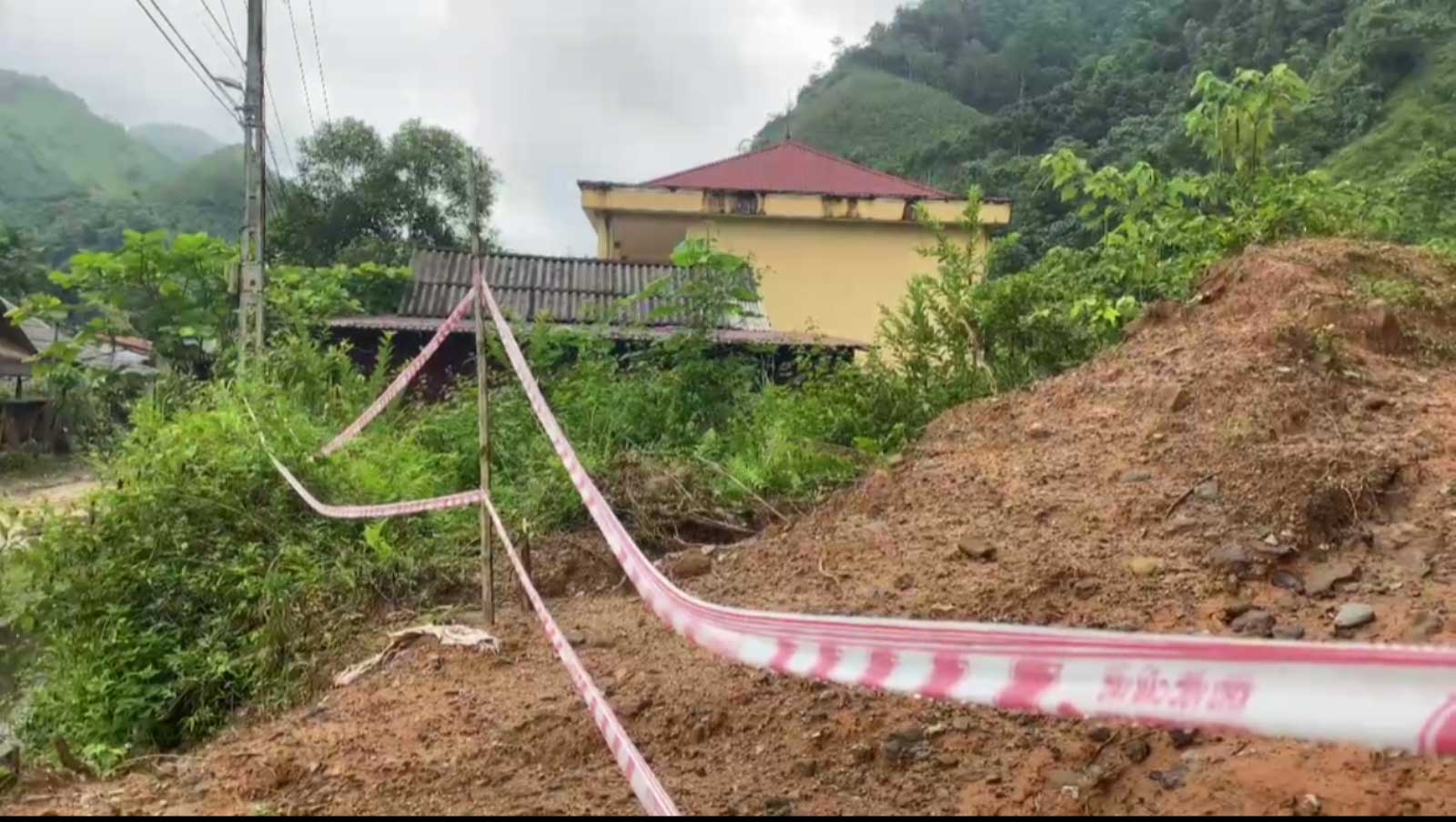 Warning signs have been placed at the landslide location. Photo: Vu Bao