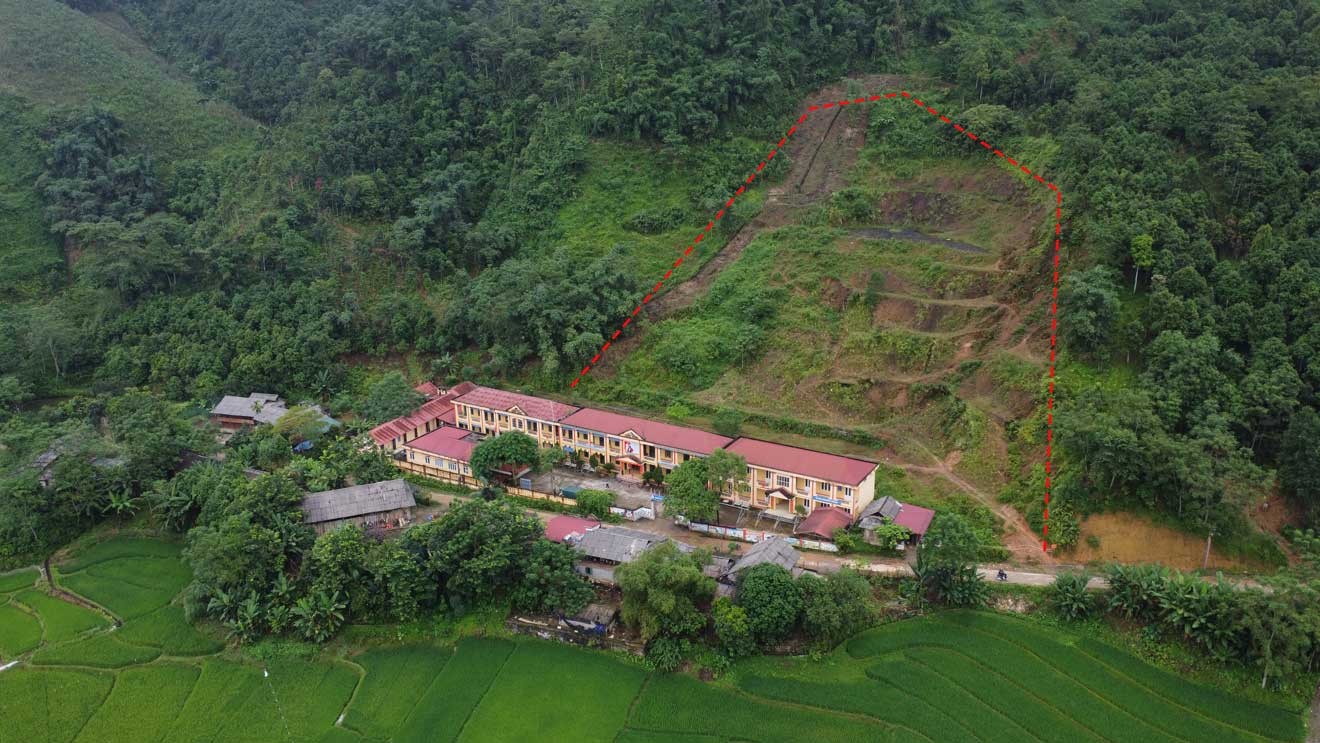 Điểm Trường Tiểu học và THCS Hồng Ca 2, thôn Hồng Lâu, xã Hồng Ca, Huyện Trấn Yên, Yên Bái xuất hiện các vết nứt rộng. Ảnh: Trần Bùi