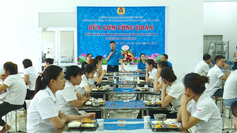 Phó Chủ tịch Thường trực LĐLĐ tỉnh Hưng Yên Hoàng Xuân Hào giao lưu với các đoàn viên dự "Bữa cơm công đoàn". Ảnh: Quang Hưng