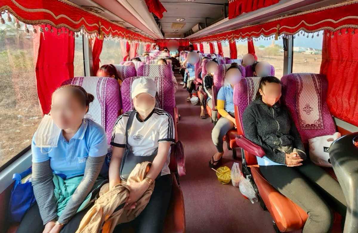 Workers on shuttle buses. Photo: Duy Tuan