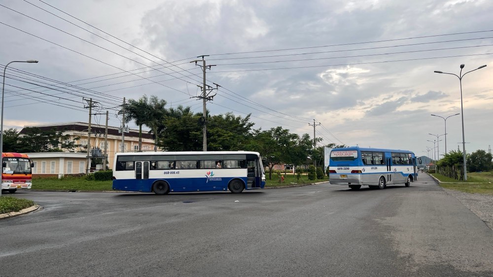 The car takes workers back after work at Ham Kiem II Industrial Park. Photo: Duy Tuan