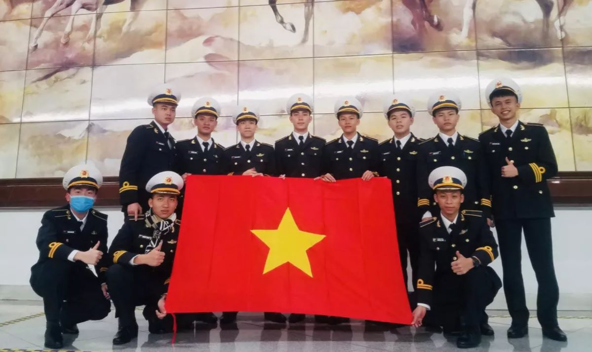 Tuấn Vũ và các sinh viên tại Nga. Ảnh: Sputnik