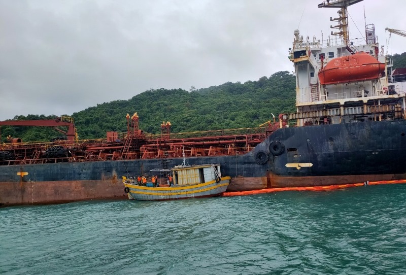 Lực lượng chức năng Quảng Nam sử dụng phao quây, máy bơm hút, bể chứa... để chống tràn dầu quanh tàu KING RICH. Ảnh: Biên phòng Quảng Nam.