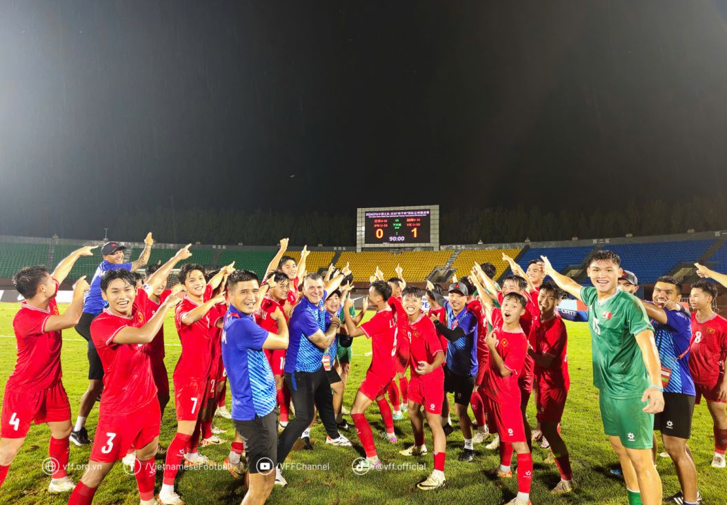 Cristiano Roland and his coaching staff and students celebrate after the victory over Japan U16. Photo: VFF