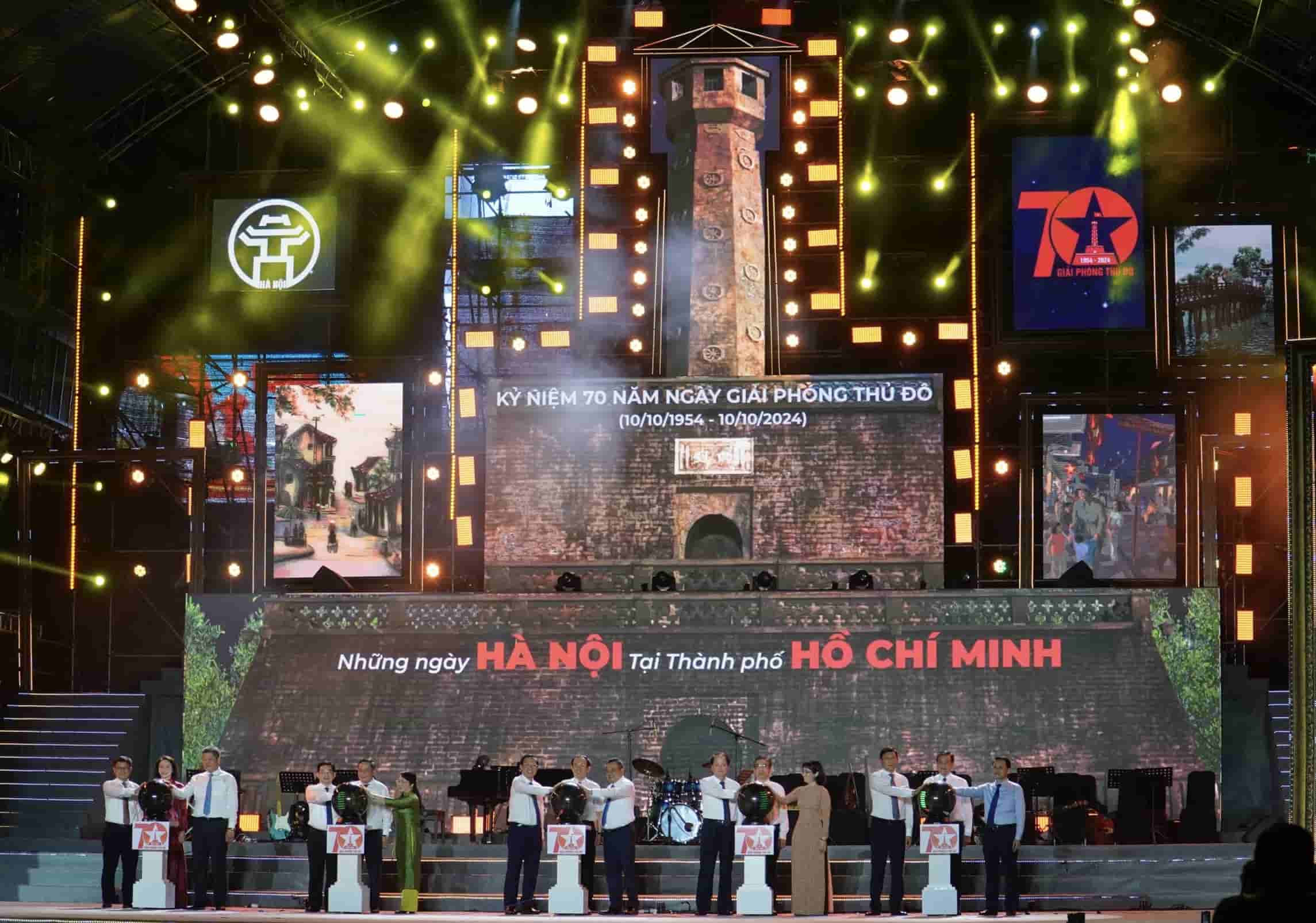 Opening ceremony of the program "Hanoi Days in Ho Chi Minh City" at Nguyen Hue walking street with the theme "Signs of Hanoi". Photo: Ngoc Le