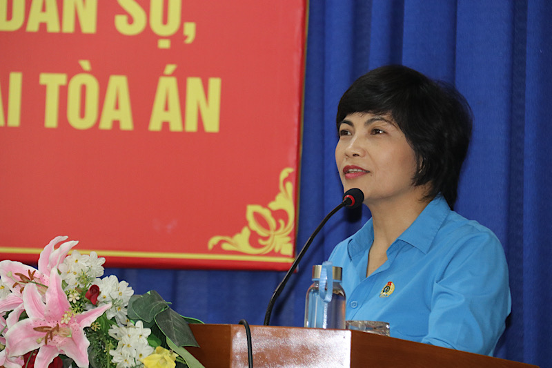 Ms. Tran Thi Huong - Vice President of the Confederation of Labor of Khanh Hoa province spoke at the training class. Photo: Phuong Linh