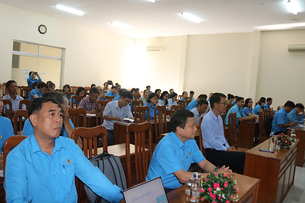 A large number of Khanh Hoa trade union officials participated in the training class. Photo: Phuong Linh