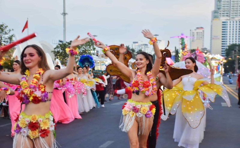 Nhiều hoạt động văn hóa, xã hội trong khuôn khổ Liên hoan Du lịch biển Nha Trang. Ảnh: Hữu Long