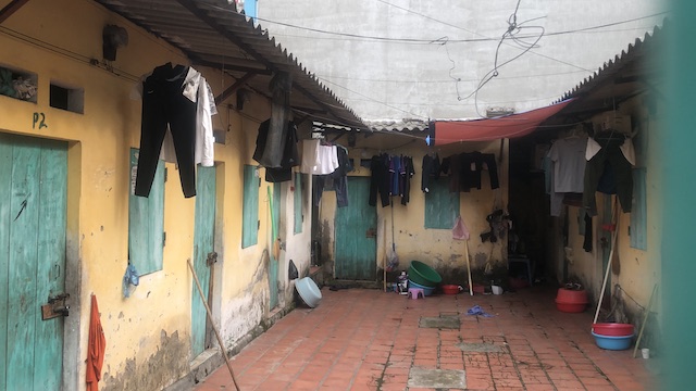 Một dãy phòng trọ chật chội, xuống cấp dành cho công nhân thuê tại xã Kim Chung, huyện Đông Anh, Hà Nội. Ảnh: Quế Chi 