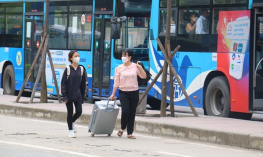 Người dân di chuyển tại Bến xe Mỹ Đình (quận Nam Từ Liêm, Hà Nội). Ảnh: Thu Thảo