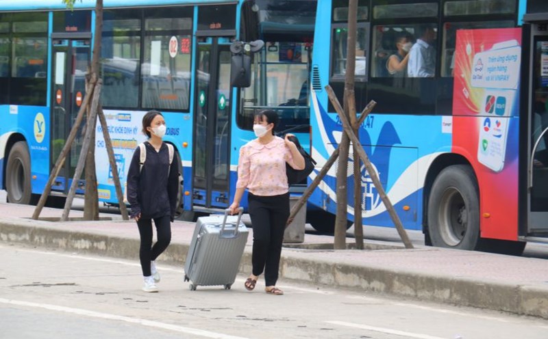 Người dân di chuyển tại Bến xe Mỹ Đình (quận Nam Từ Liêm, Hà Nội). Ảnh: Thu Thảo