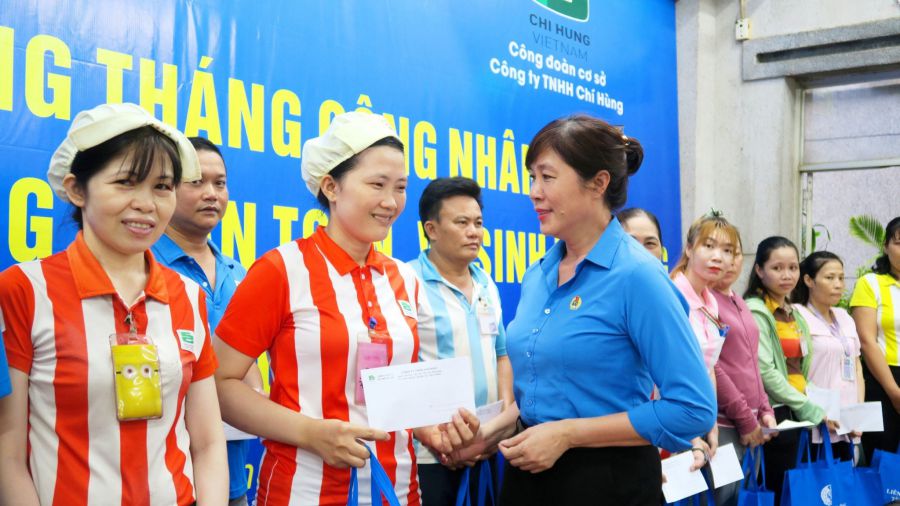 Chị Nguyễn Thị Ngọc Hà luôn trăn trở làm sao nâng cao đời sống của đoàn viên, người lao động trong công ty. Ảnh: Hoàng Trung
