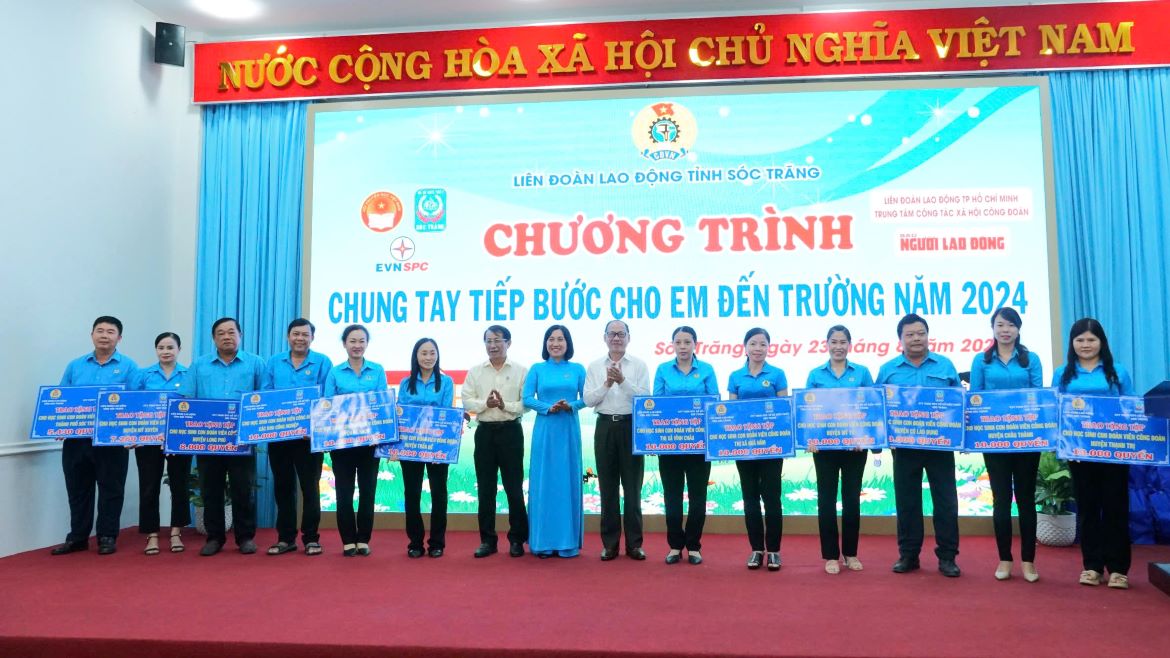 Ông Lâm Tấn Hòa - Trưởng Ban tuyên giáo Tỉnh ủy và bà Trịnh Thị Bảo Khuyên - Phó Chủ tịch LĐLĐ tỉnh Sóc Trăng trao tặng cho LĐLĐ các huyện, thị xã, thành phố, công đoàn ngành. Ảnh: Phương Anh