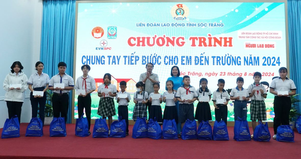 Ông Nguyễn Văn Khởi - Phó Chủ tịch UBND tỉnh và bà Trịnh Thị Bảo Khuyên - Phó Chủ tịch LĐLĐ tỉnh Sóc Trăng trao học bổng cho các em học sinh. Ảnh: Phương Anh