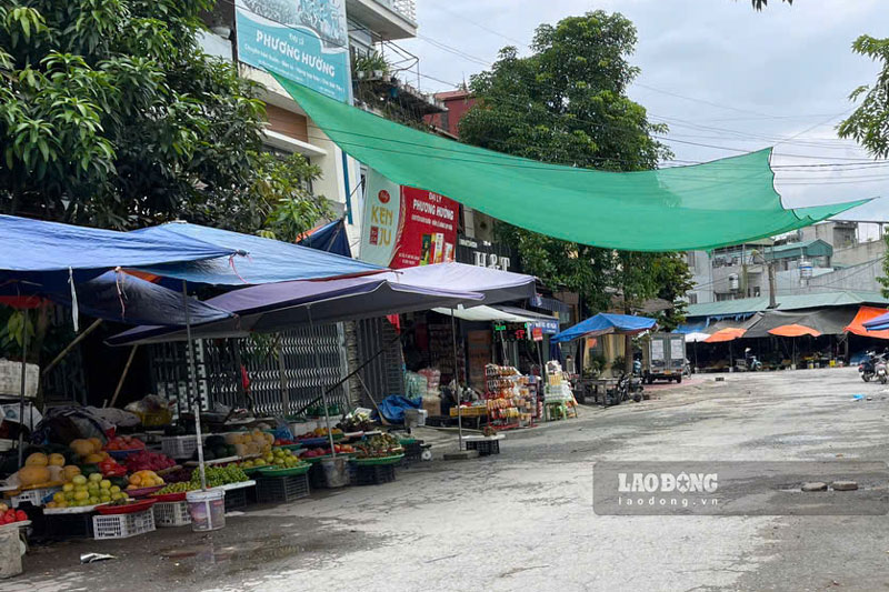 Một số tiểu thương mong mỏi sớm được chuyển sang kinh doanh ở chợ mới khang trang, sạch đẹp. Ảnh: Đinh Đại