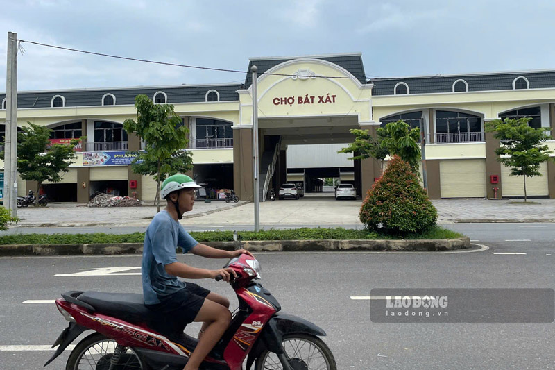 Dự án chợ trung tâm Bát Xát gần như đã hoàn thiện nhưng chưa thể đưa vào sử dụng do vướng mắc mặt bằng. Ảnh: Đinh Đại