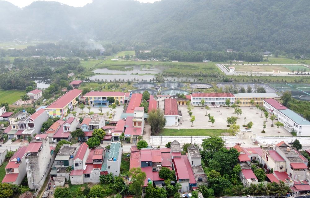 Bãi rác chỉ cách khu dân cư và Trường Mầm non, Trường Tiểu học Hoằng Trường vài trăm mét. Ảnh: Quách Du 