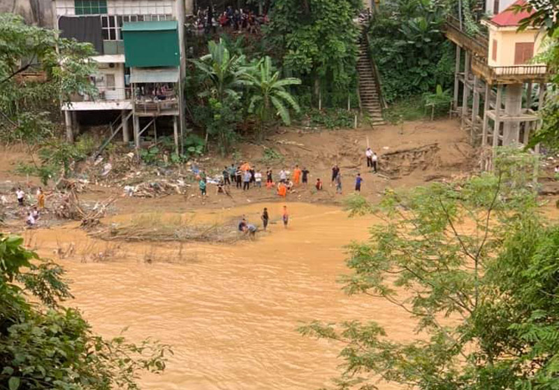 Lực lượng chức năng tìm kiếm bé trai lớp 6 trượt chân ngã xuống sông mất tích. Ảnh: Linh Hoa
