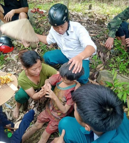 Baby L was found by people in a state of exhaustion due to hunger and thirst. Photo: Provided by Yen Bai people