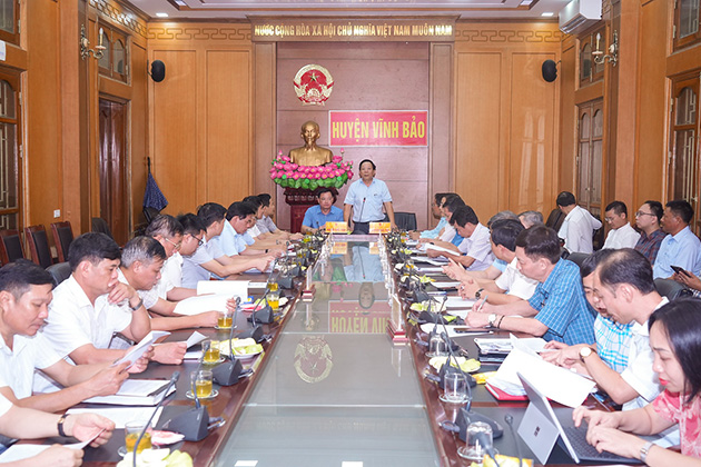 Leaders of Hai Phong and Thai Binh met to discuss the progress of Song Hoa bridge. Photo: Dam Thanh