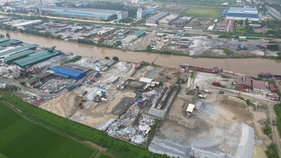 Concrete mixing stations, construction material storage yards and illegal production and business establishments are racing to "grow" on both sides of the Thousand bridge after 64 lime kilns were wiped out. Photo: Nam Hong