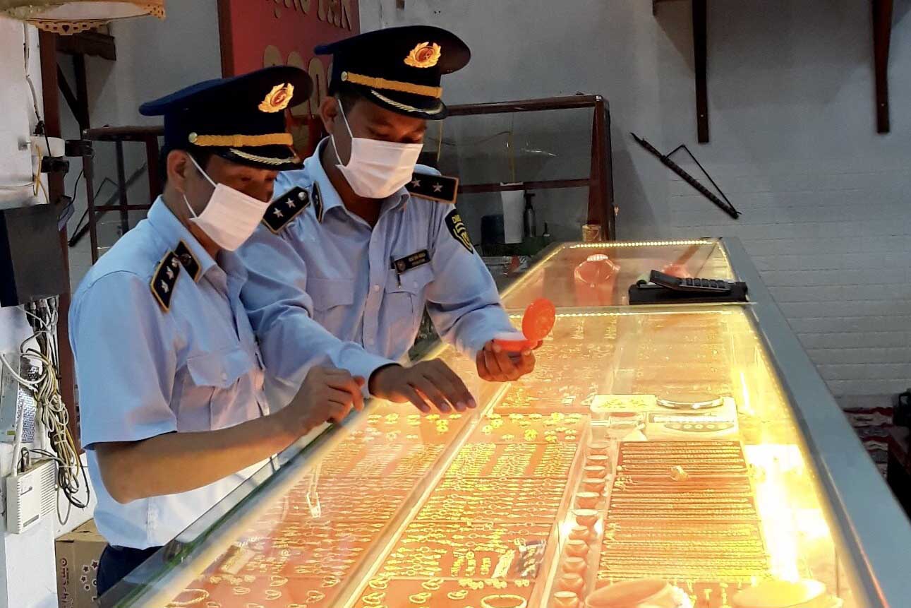 Ngoài kiểm tra điều kiện kinh doanh, lực lượng chức năng cũng sẽ tiến hành lấy mẫu kiểm định chất lượng vàng... Ảnh minh họa: Cục QLTT Hà Nội